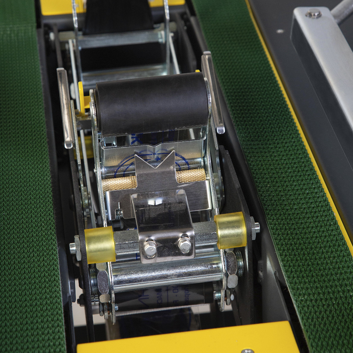 Máquina semiautomática para cerrar cajas de cartón con tracción superior/inferior y lateral - Modelo CCN-106
