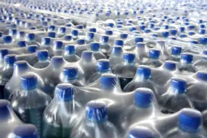 Botellas empacadas con plastico termoencogible